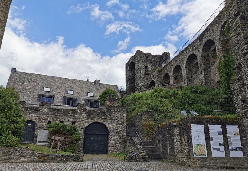 Ehem. Burg Meidelstetten, Germany